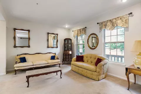 1390 Bison Ln, Hoffman Estates, IL 60192 photo 3