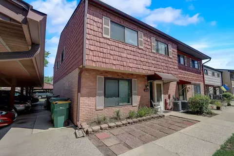 560 W Lodge Trl #G, Wheeling, IL 60090