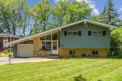 1130 S Julia Dr, Villa Park, IL 60181