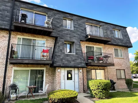 9452 Bay Colony Dr #3W, Des Plaines, IL 60016