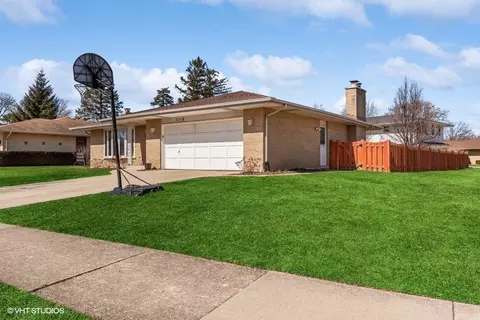 1718 E Maya Ln, Mount Prospect, IL 60056 photo 2