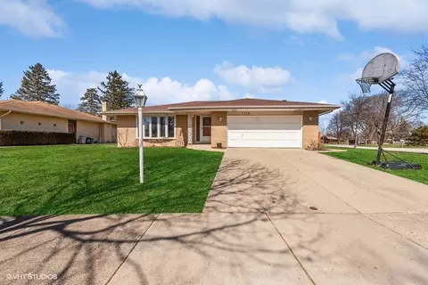 1718 E Maya Ln, Mount Prospect, IL 60056