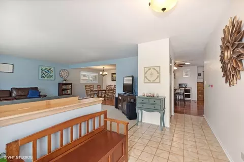 1718 E Maya Ln, Mount Prospect, IL 60056 photo 3