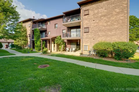 59 W 64th St #102, Westmont, IL 60559