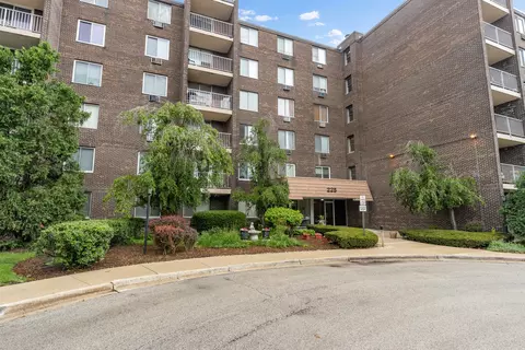225 S Rohlwing Rd #101, Palatine, IL 60074