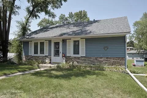 1105 Sycamore St, Lake In The Hills, IL 60156