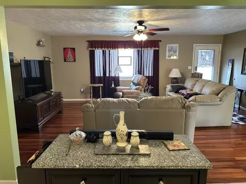 407 E Warren St, Le Roy, IL 61752 photo 7