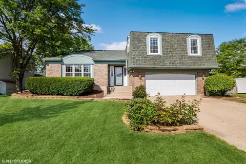 1653 Scottdale Cir, Wheaton, IL 60189