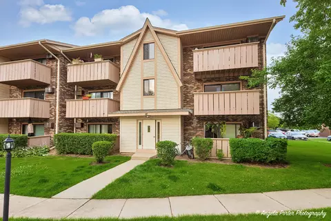 16 Echo Ct #12, Vernon Hills, IL 60061