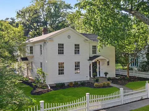 136 S 5th St, Geneva, IL 60134