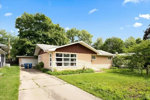 601 Seneca Dr, Aurora, IL 60506 photo 2