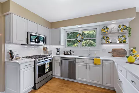 124 Hampton St, Cary, IL 60013 photo 8