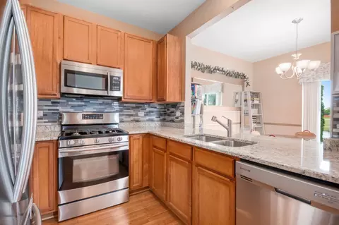 1070 Clover Dr, Minooka, IL 60447 photo 4