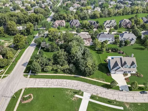 521 Fox Trail Dr, Batavia, IL 60510