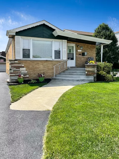 9748 S Troy St, Evergreen Park, IL 60805