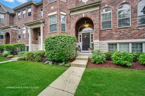 27 W712 N Meadowview Dr, Winfield, IL 60190
