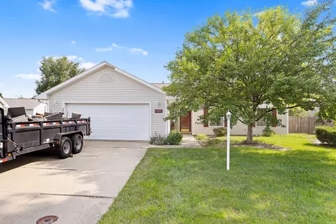 2002 Appletree Dr, Monticello, IL 61856