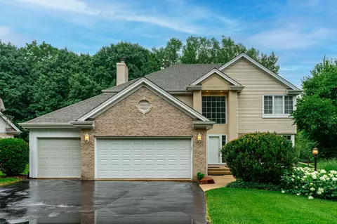 5209 Regents Park Rd, Rockford, IL 61107