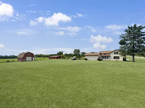6934 N Red Oak Rd, Freeport, IL 61032