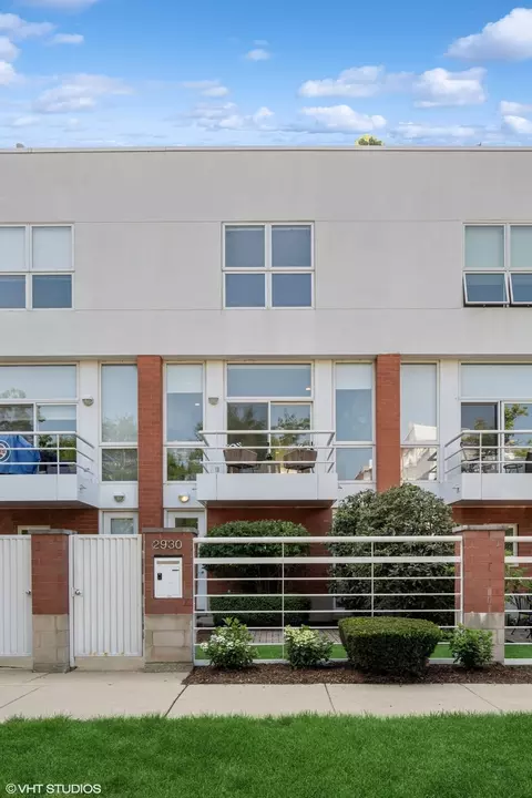 2930 N Hermitage Ave, Chicago, IL 60657