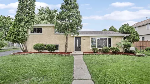 8247 Long Ave, Burbank, IL 60459