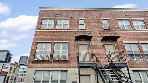 758 W Evergreen Ave #B, Chicago, IL 60610