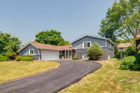 1702 W Roanoke Dr, Arlington Heights, IL 60004