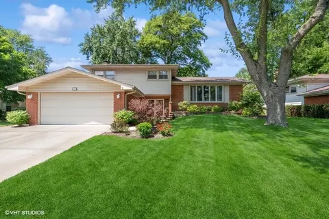 1920 N Spruce Ter, Arlington Heights, IL 60004