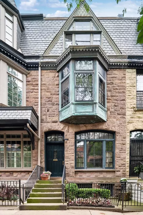 47 Elm St, Chicago, IL 60611