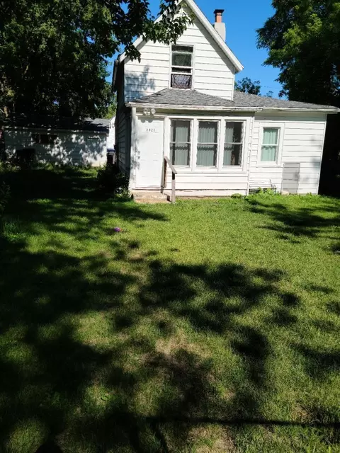 2923 Gilead Ave, Zion, IL 60099