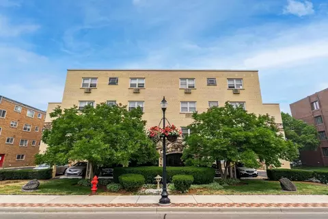 5220 Oakton St #303, Skokie, IL 60076