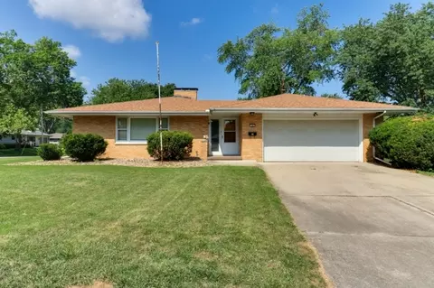 14 Hawthorne Dr, Normal, IL 61761
