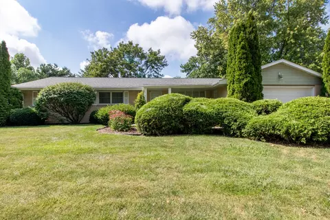 2805 Dodge Dr, Bloomington, IL 61704