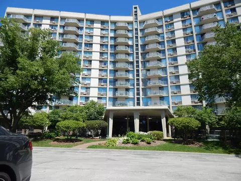 20 N Tower Rd #9-L-W, Oak Brook, IL 60523