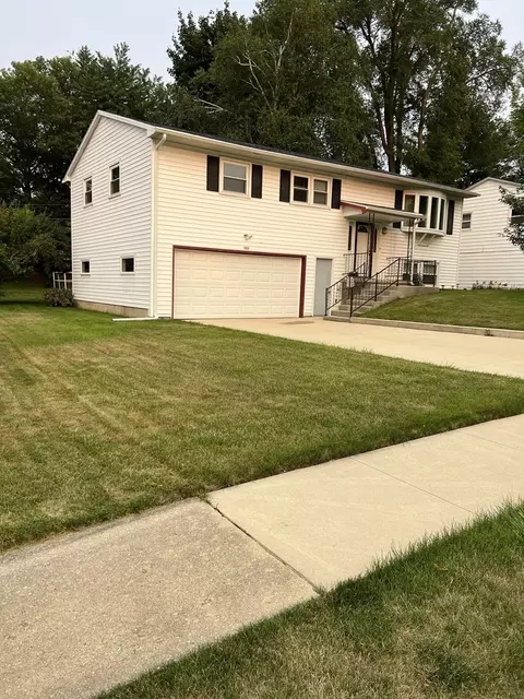 1323 Empire Ct, Freeport, IL 61032