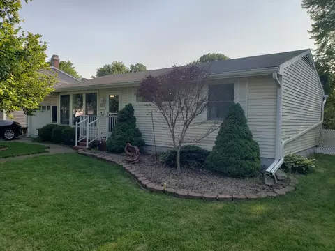 207 Portland Pl, Clinton, IL 61727
