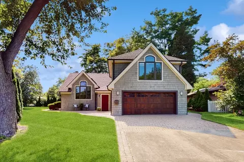 331 Wilshire Dr E, Wilmette, IL 60091