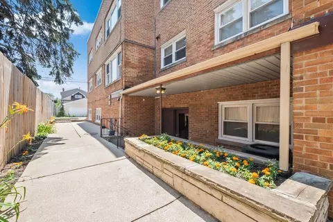 5927 W Addison St #1B, Chicago, IL 60634