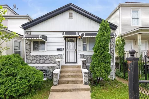 5261 W Gladys Ave, Chicago, IL 60644