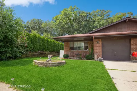 1130 Fulton Dr, Streamwood, IL 60107