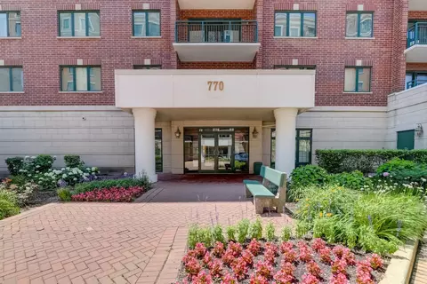 770 Pearson St #810, Des Plaines, IL 60016