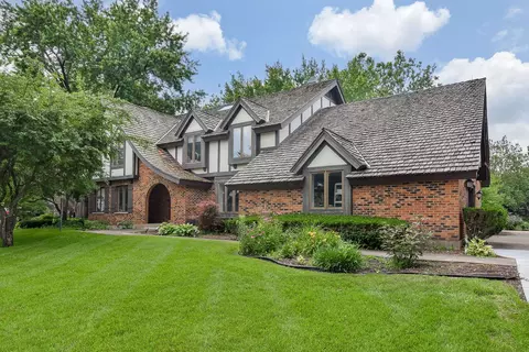 3 Buckingham Dr, Sugar Grove, IL 60554