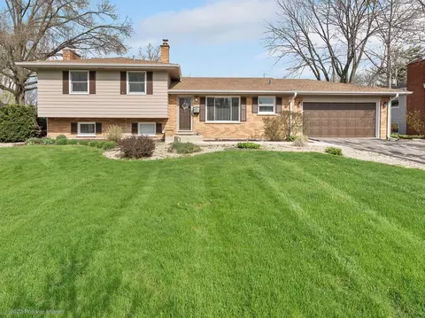 49 Robin Hill Dr, Naperville, IL 60540