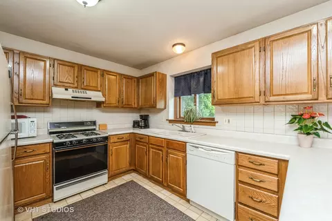 5010 W Glenbrook Trl, Mchenry, IL 60050 photo 9