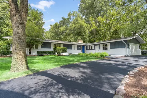 52 Lincolnshire Dr, Lincolnshire, IL 60069