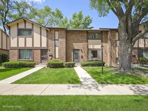 18 W220 Lowell Ln, Villa Park, IL 60181