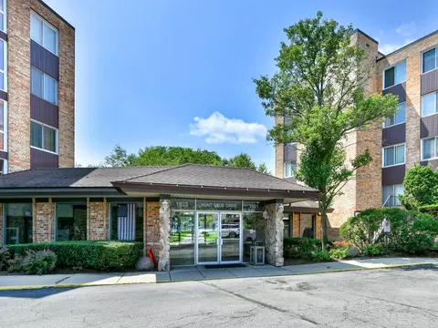 1101 Hunt Club Dr #410, Mount Prospect, IL 60056