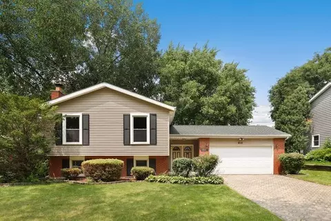 910 Tamarack Dr, Darien, IL 60561