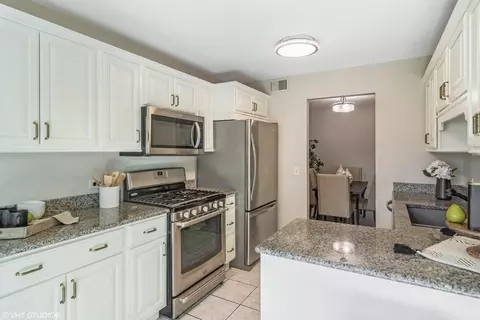 545 Greystone Ln #A2, Wheeling, IL 60090 photo 5