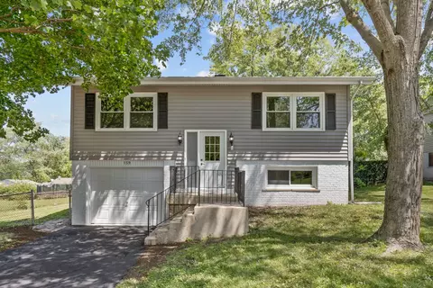 159 Lexington Ave, South Elgin, IL 60177
